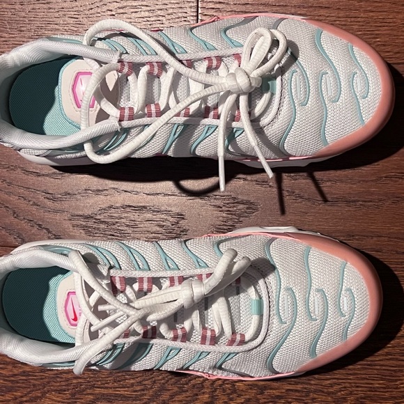 Nike Air Max Plus (GS) 4.5Y, New - Picture 2 of 11